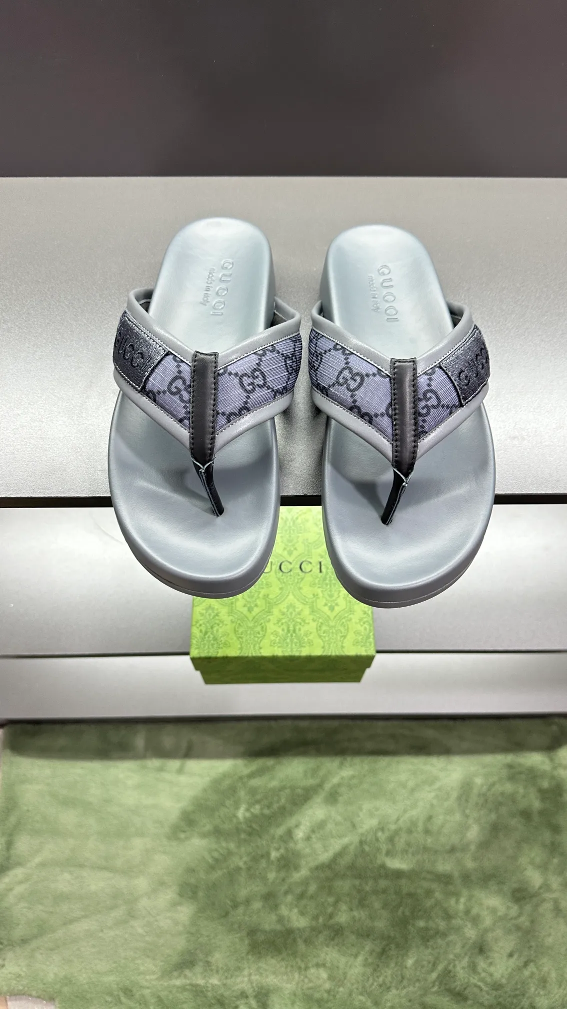 [G Family Couple Style] P: 300💰Female size 36~40 Men's size 39~45, (46. Custom-made Unisex GG slippers This slipper is made of GG polyester fiber and is decorated with a Gucci label on the front, adding a striking logo feel to the style. Beige GG recycled polyester fiber Unisex leather trim "Gucci Made in Italy" embroidered label Rubber sole Flat Made in Italy
